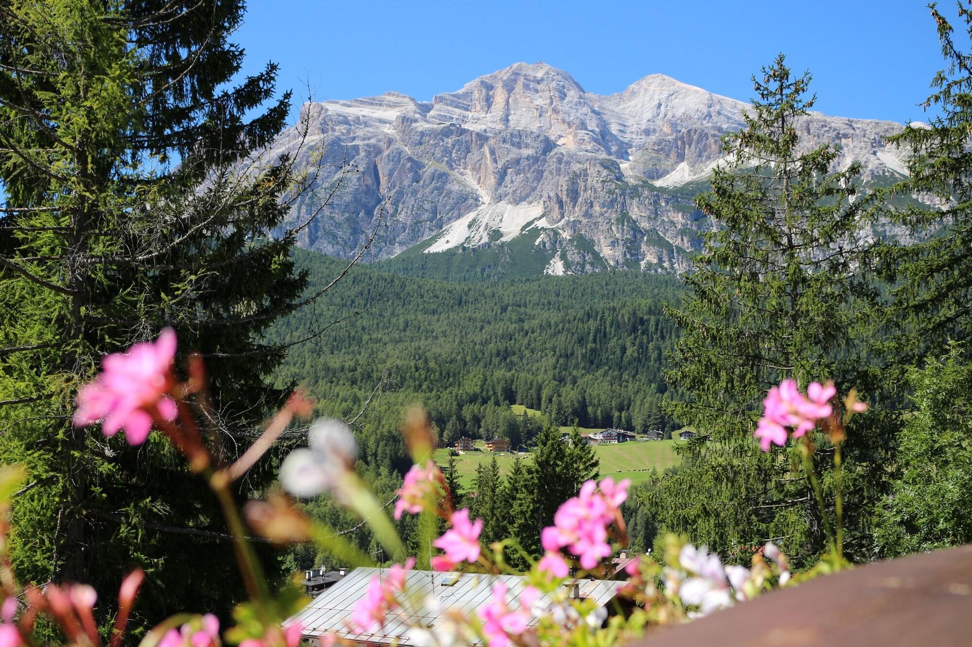 Boutique Hotel Villa Blu Cortina D'Ampezzo Exterior photo